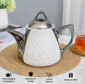 Nom du produit :
Théière / Cafetière en céramique avec couvercle effet inox – Design Élégant
Descriptif du produit :
Apportez une touche d'élégance à votre table avec cette magnifique théière en céramique blanche au design moderne, sublimée par une finiti